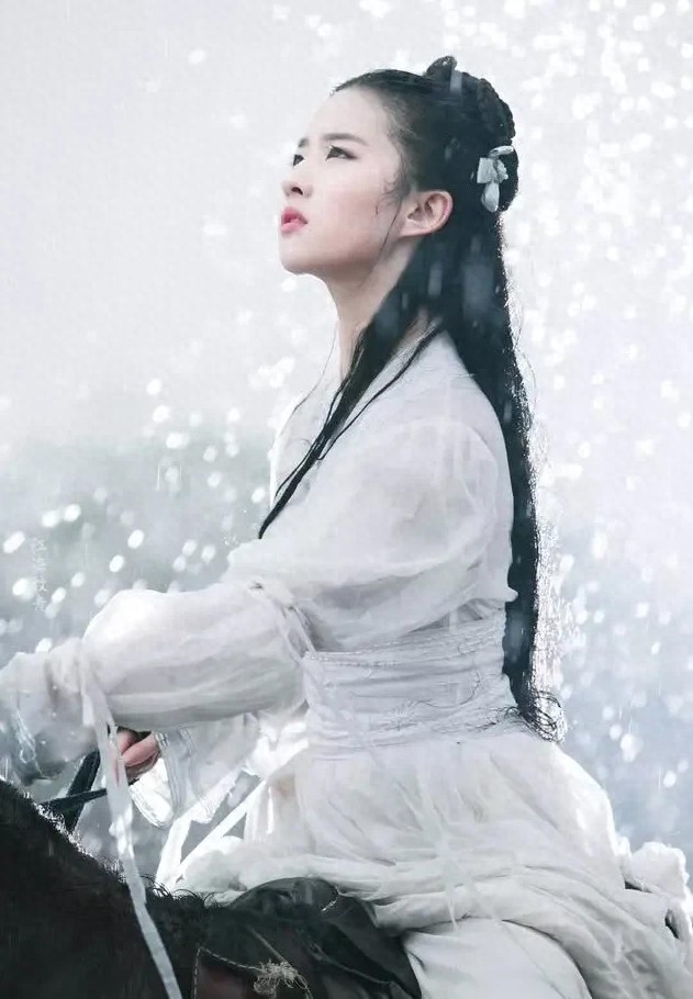 刘亦菲《神雕》剧照曝光 雨中骑马画面唯美