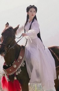 ​刘亦菲《神雕》剧照曝光 雨中骑马画面唯美