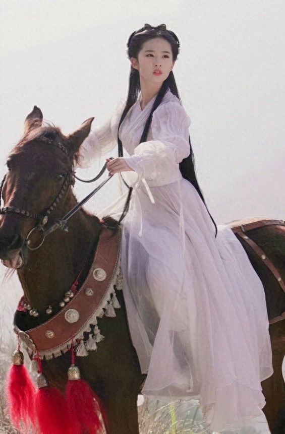 刘亦菲《神雕》剧照曝光 雨中骑马画面唯美