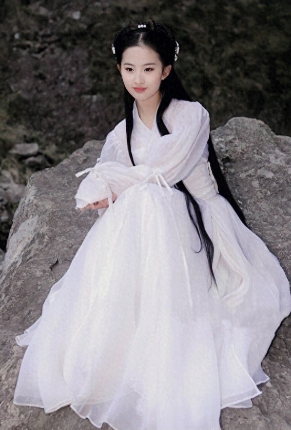 刘亦菲《神雕》剧照曝光 雨中骑马画面唯美