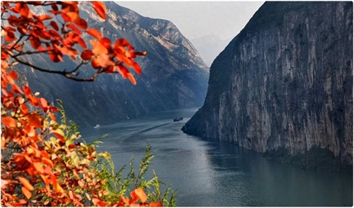 长江是亚洲第一长河和世界第三长河，全长6300余公里