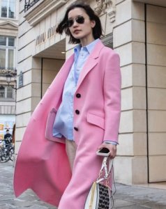 ​有一种时尚叫超模杜鹃，粉色长衣内搭黑色裤，干净利落又好看