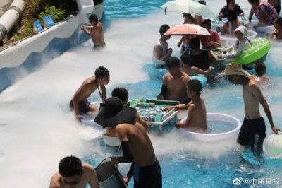 ​重庆市民坐冰桶里打麻将