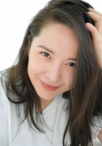 ​靳东46岁爱妻晒近照，无惧白发自信大方，展现真实之美