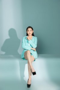​“古装女皇”李翠翠新剧《我们村的年轻人》杀青 演绎完美女人