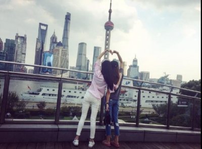 ​女神王洋晒自拍唯美，闺蜜迪丽热巴却抢镜啦！