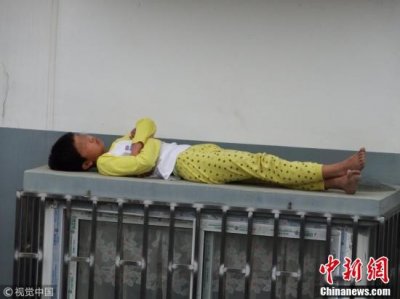 ​贵州男孩因赖床遭训斥 赌气睡到5楼防护窗顶上