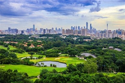 ​麓湖公园位于广东省广州市，大型山水园林公园