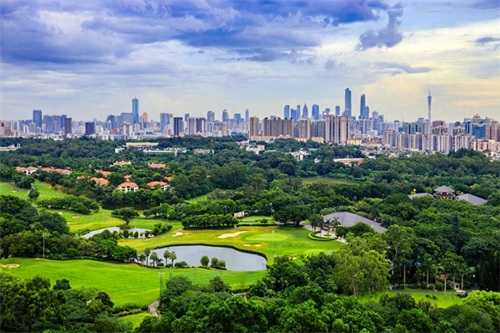 麓湖公园位于广东省广州市，大型山水园林公园