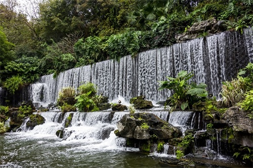 麓湖公园位于广东省广州市，大型山水园林公园