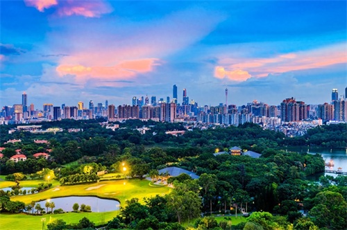 麓湖公园位于广东省广州市，大型山水园林公园