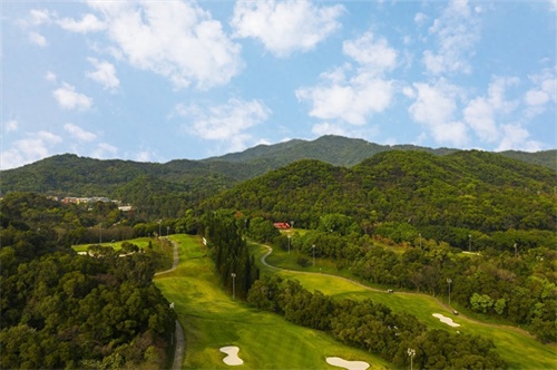 麓湖公园位于广东省广州市，大型山水园林公园