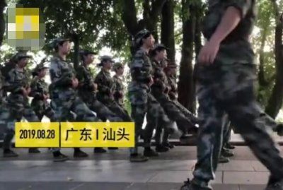 ​汕头大学：军训服蹲下就崩线 军训学生排长队缝裤子
