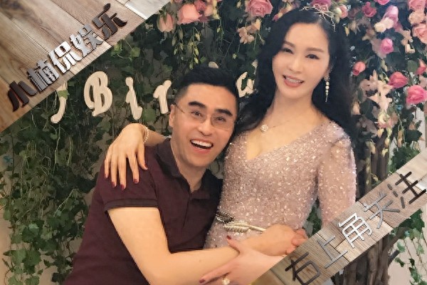 28岁陈冰一家近照，富商爸爸身家30亿，一家三口颜值高像兄妹