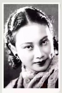 ​1926年，18岁的胡蝶去看望男友林雪怀。碰巧他因为欠债正被