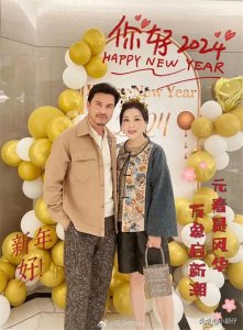 ​68岁吕良伟晒和小15岁妻子杨小娟的合影跨年，两人看上去好年轻啊