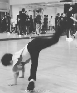 ​小甜椒变小酷哥！Jasper近照曝光单手撑地帅气满分