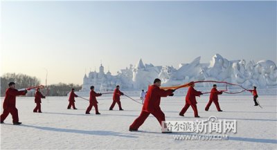 ​雪博会21人齐舞关东龙鞭