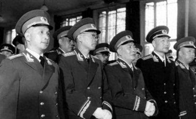 ​西北马家军俘虏了秦基伟，叛徒告密：他是团长，不是伙夫，他是谁