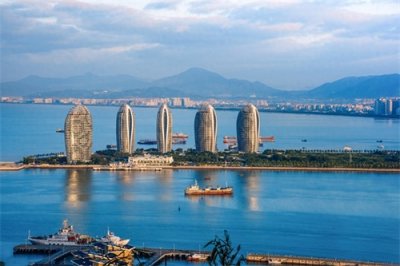 ​皇后湾古称“琼南湾”，位于“国家海岸”之称的海棠湾海岸线上