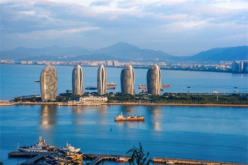 皇后湾古称“琼南湾”，位于“国家海岸”之称的海棠湾海岸线上