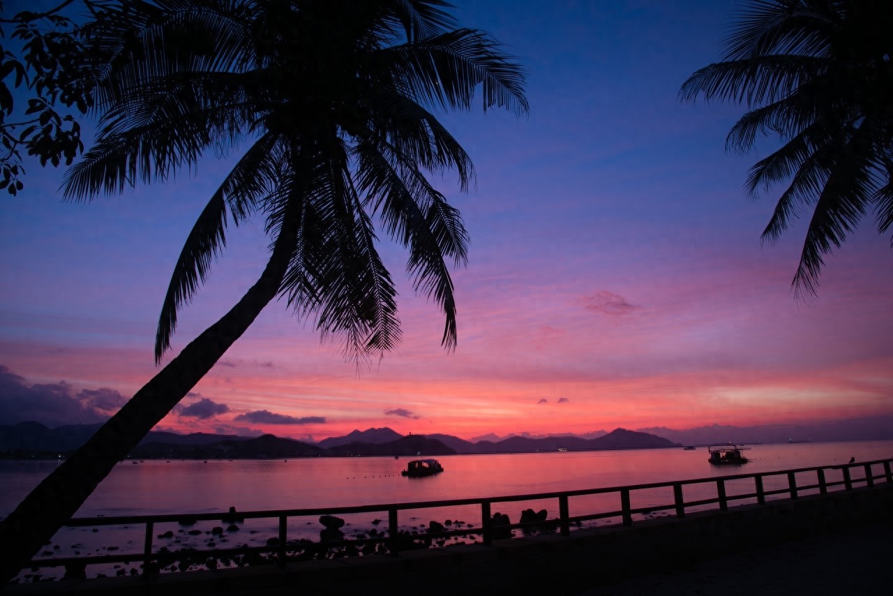 皇后湾古称“琼南湾”，位于“国家海岸”之称的海棠湾海岸线上