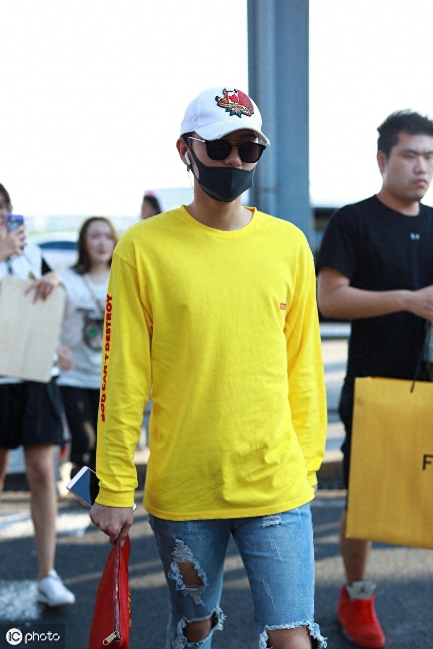 搞笑耿直的偶像黄子韬，身材高挑穿衣也很有feel