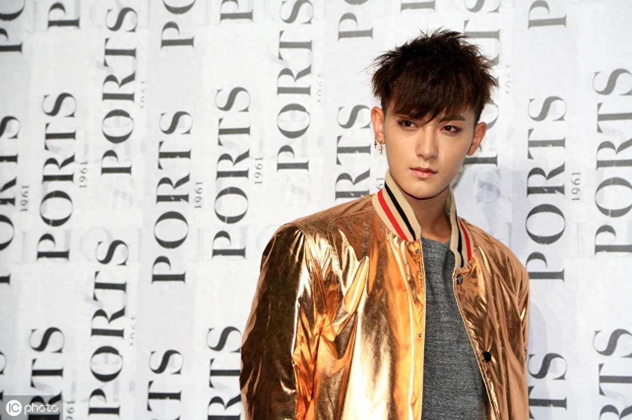 搞笑耿直的偶像黄子韬，身材高挑穿衣也很有feel