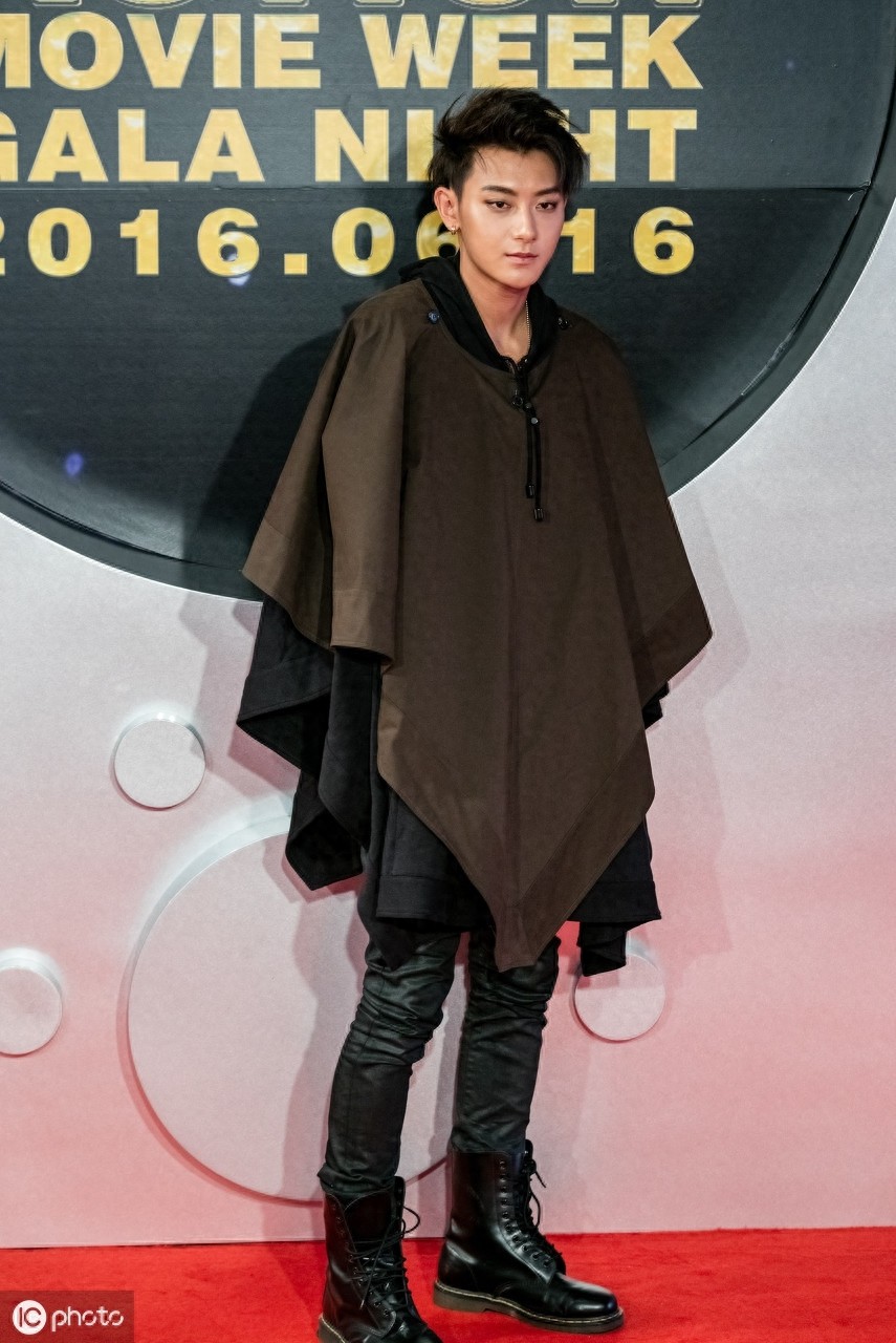 搞笑耿直的偶像黄子韬，身材高挑穿衣也很有feel