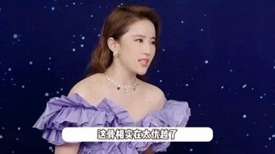 ​刘亦菲晒生活随拍美照，大方露素颜皮肤白里透红，捧鲜花美...