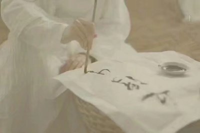 ​假如某一天我一无所有，还能有谁陪在身边左右