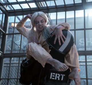 ​《X特遣队》新剧照 小丑女暴打护卫小丑阴森可怖