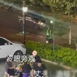 ​妻子夜深和陌生男子喝酒，丈夫带着孩子散步偶遇，说道浪够了回家