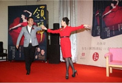 ​53岁央视一哥朱军和妻子谭梅近照，47岁妻子比董卿还美