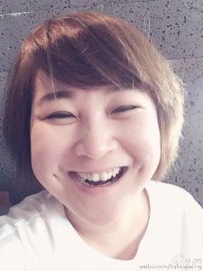 ​贾玲P照美颜却撞脸喜剧演员乔杉 网友：被乔杉盗号了？