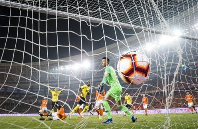 ​足球|中超：广州恒大淘宝队战胜武汉卓尔