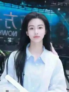 ​南宁校花王梓莼美貌惊艳全网，网友惊叹：美到让人怀疑人生！