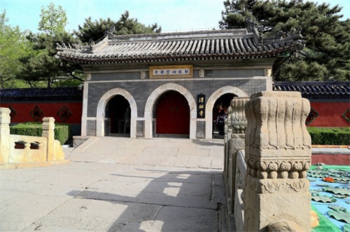 潭柘寺位于北京西部门头沟区，为北京知名景点之一