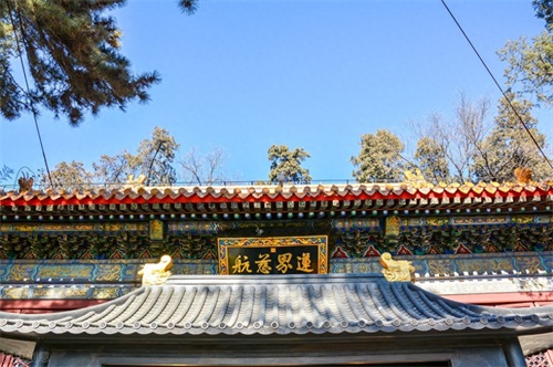 潭柘寺位于北京西部门头沟区，为北京知名景点之一