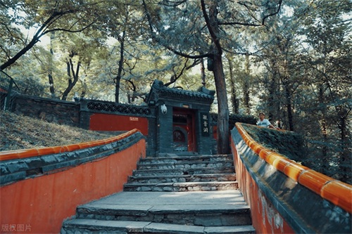 潭柘寺位于北京西部门头沟区，为北京知名景点之一