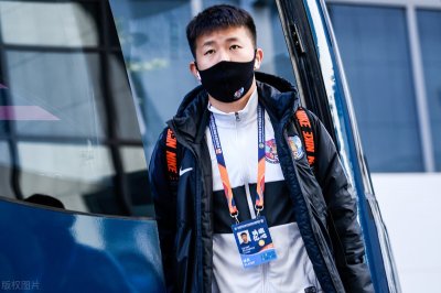 ​青岛黄海青港抵达赛场，亚历山德里尼、波波维奇首发