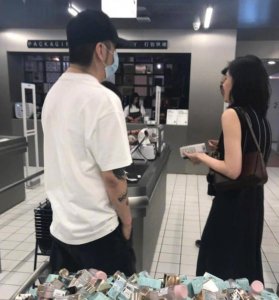 ​42岁郝云恋情疑曝光！与神秘女生牵手逛街，曾曝前妻出轨健身教练