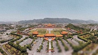 ​横店，一座对外地人很友好，本地人却去不起的东阳乡镇