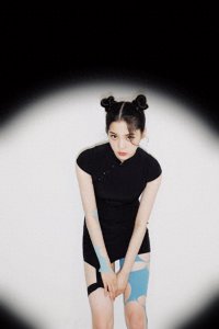 ​欧阳娜娜穿“半腿黑丝”，无意暴露真实腿型，网友：顶不住了