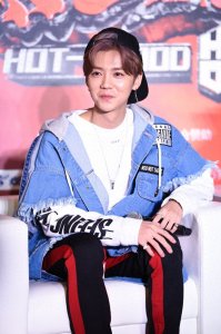 ​哇偶！关晓彤鹿晗已同居？晒“激吻唇”，穿同款，身后曝出细节