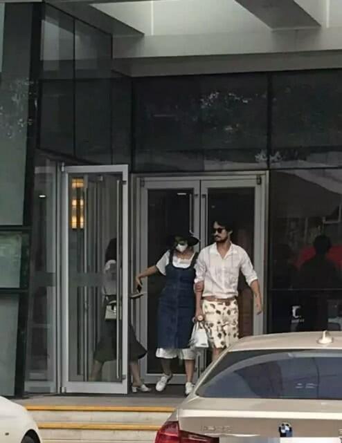 张歆艺孕相首曝光，袁弘全程细心搀扶，双腿浮肿似萝卜