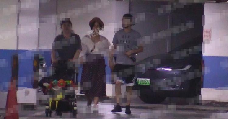 张歆艺孕相首曝光，袁弘全程细心搀扶，双腿浮肿似萝卜