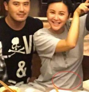 ​张歆艺孕相首曝光，袁弘全程细心搀扶，双腿浮肿似萝卜