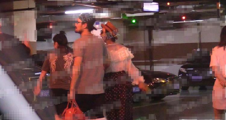 张歆艺孕相首曝光，袁弘全程细心搀扶，双腿浮肿似萝卜