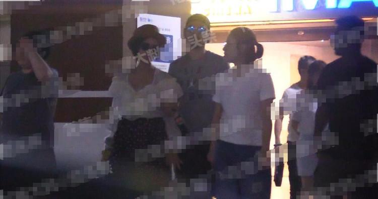 张歆艺孕相首曝光，袁弘全程细心搀扶，双腿浮肿似萝卜